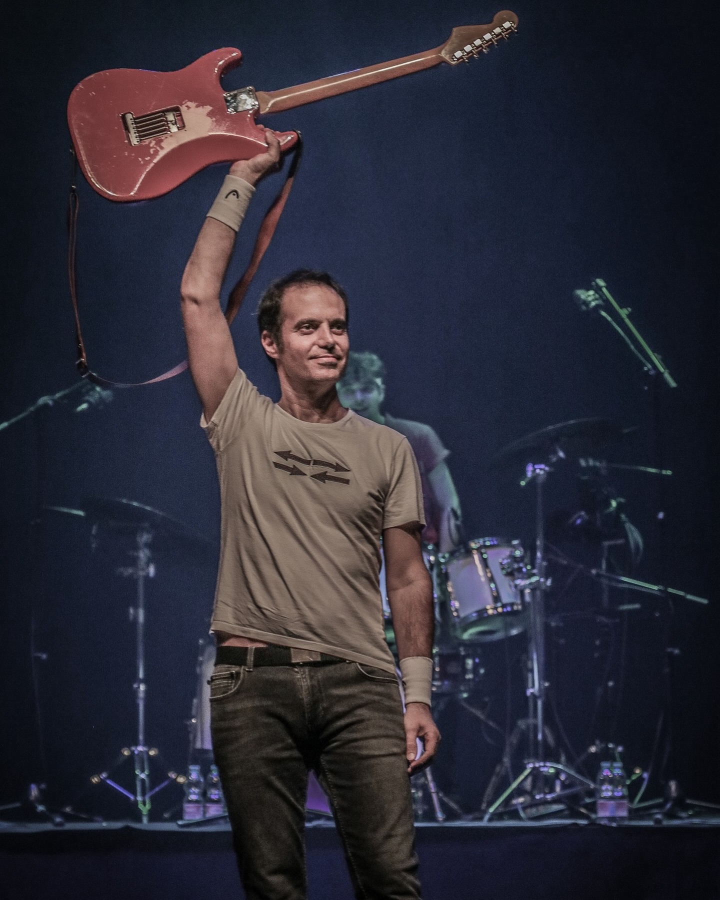 Roberto Sánchez, guitarra y cantante en el papel de Mark Knopfler