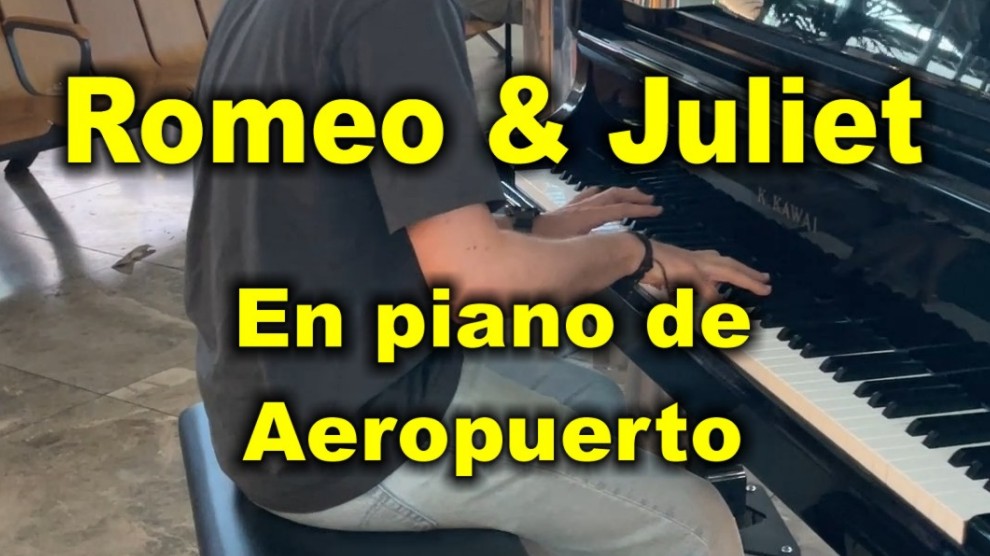 Romeo and Juliet en piano de aeropuerto