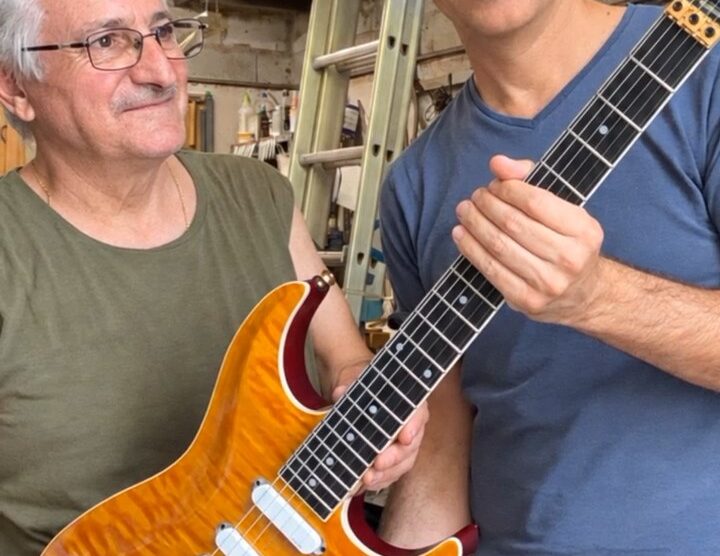 Roberto Sánchez y Josechu García con la réplica de la Pensa MK1